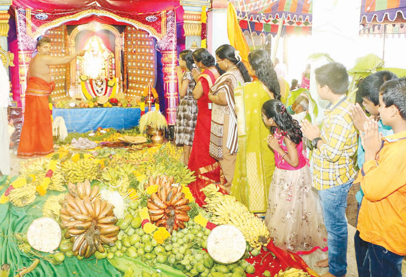 தமிழ்ப் புத்தாண்டு கொண்டாட்டம் கோவில்களில் பக்தர்கள் கூட்டம்  அலைமோதியது||The devotees crowd in Tamil New Year celebrations -DailyThanthi