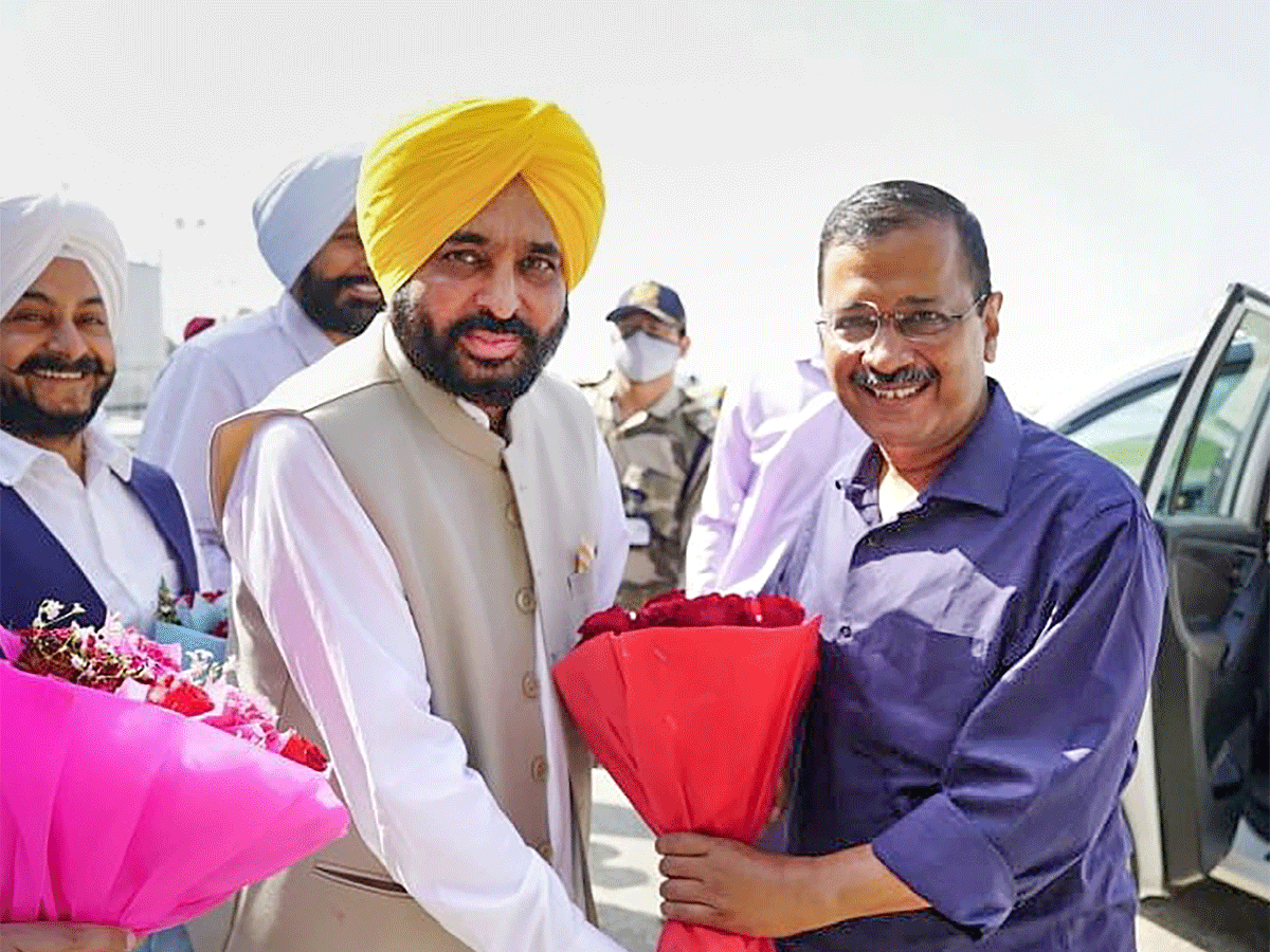 Golden temple: Arvind Kejriwal, Bhagwant Mann pay obeisance at Golden  Temple - The Economic Times
