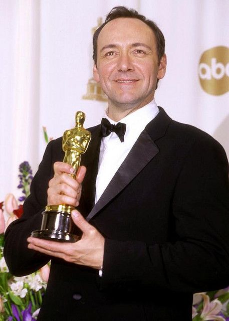 Kevin Spacey holding Oscar | Kevin spacey, Best actor oscar, Kevin spacey  oscar