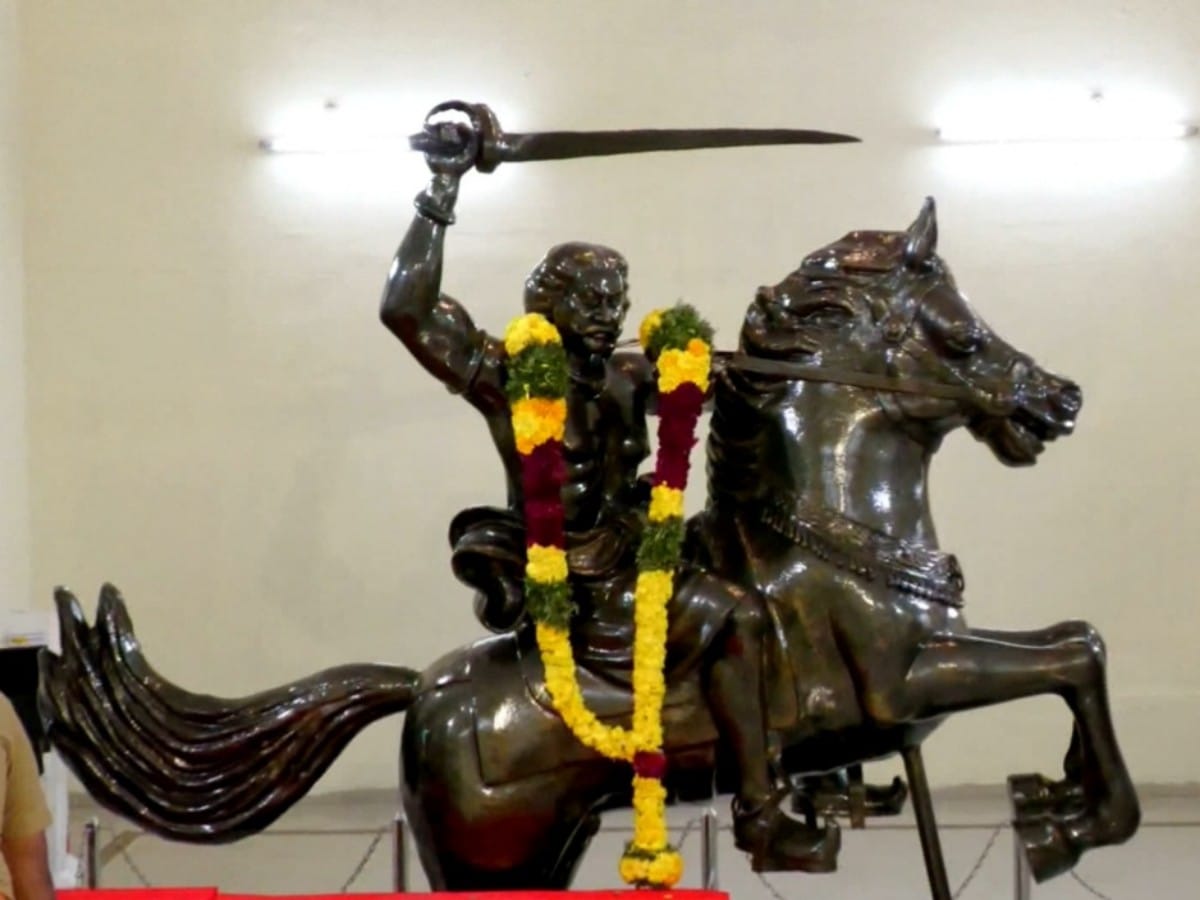 Ondiveeran 251 Memorial Day : Ministers Garlanded The Statue In Ondiveeran  Mani Mandapam... | ஒண்டிவீரன் நினைவு தினம் : நெல்லை மணிமண்டப சிலைக்கு  அமைச்சர்கள் மாலை அணிவித்து மரியாதை!