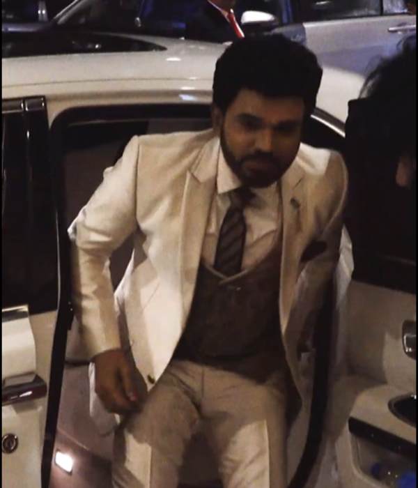  Legend Saravanan arriving in a Rolls Royce car video is trending now