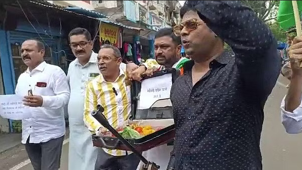  Youth brought tomatoes carrying briefcase, gun to protest against price rise