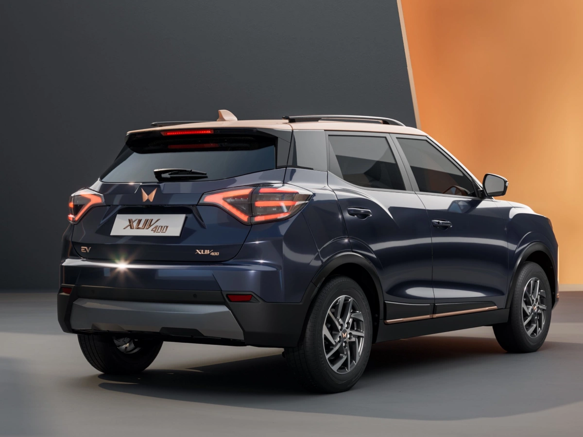 2024 mahindra xuv 400 rear view