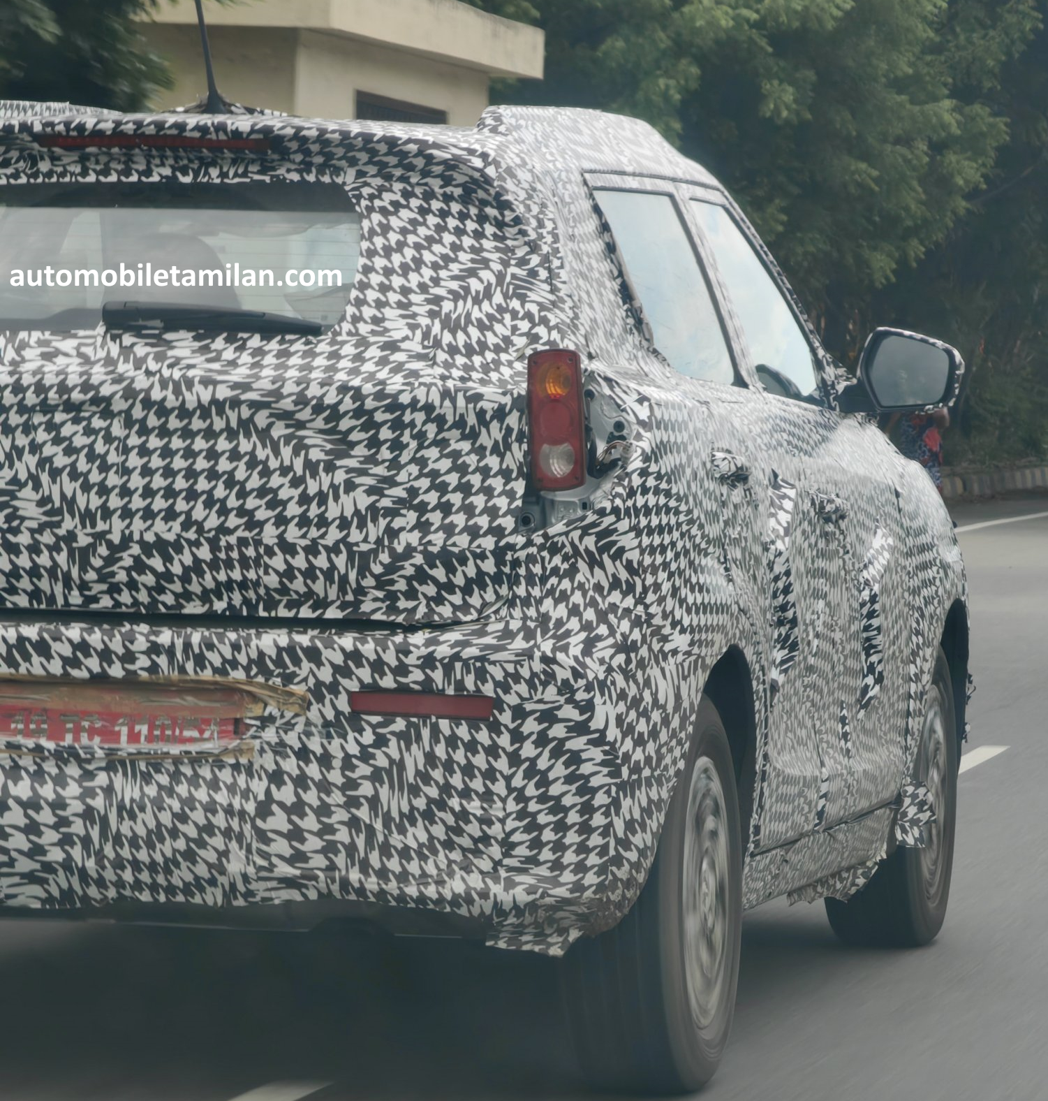 mahindra xuv 300 facelift rear spied