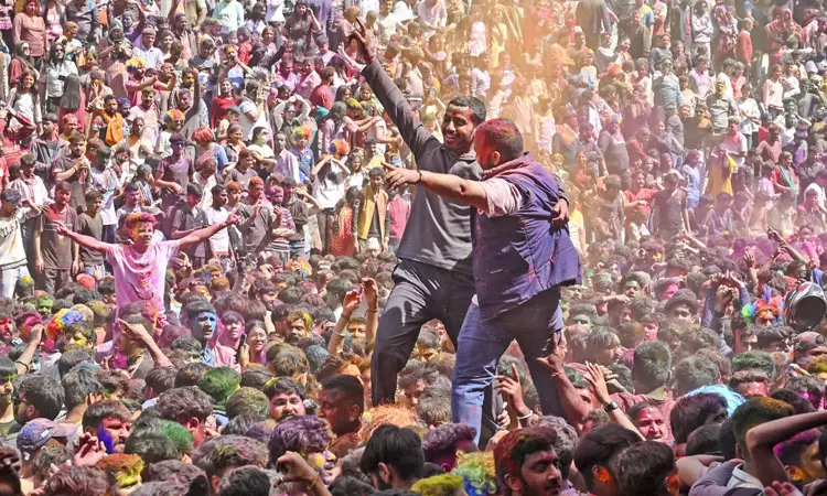 இமாச்சல பிரதேசத்தில் வண்ணப்பொடிகளை ஒருவர் மீது ஒருவர் பூசி கொண்டாடும் மக்கள்