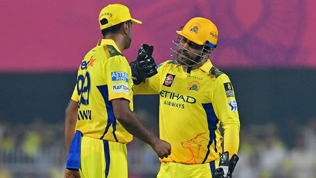 Ashwin - Dhoni
