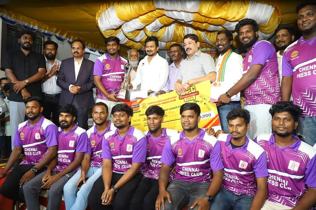 உதயாநிதியுடன் வெற்றிபெற்ற எம் நாடு அணியினர்