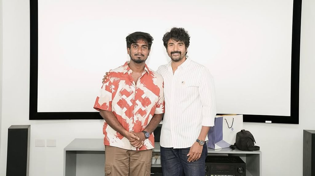 டூரிஸ்ட் பேமிலி படக் குழுவுடன் சிவகார்த்திகேயன்