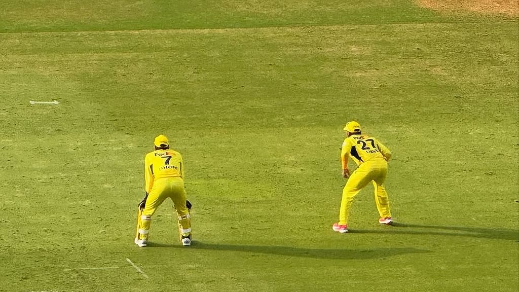 Dhoni - urvil on Field