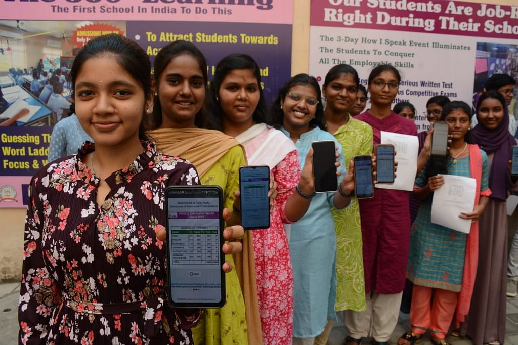 +2 தேர்வில் தேர்ச்சி பெட்ரா மாணவிகள்
