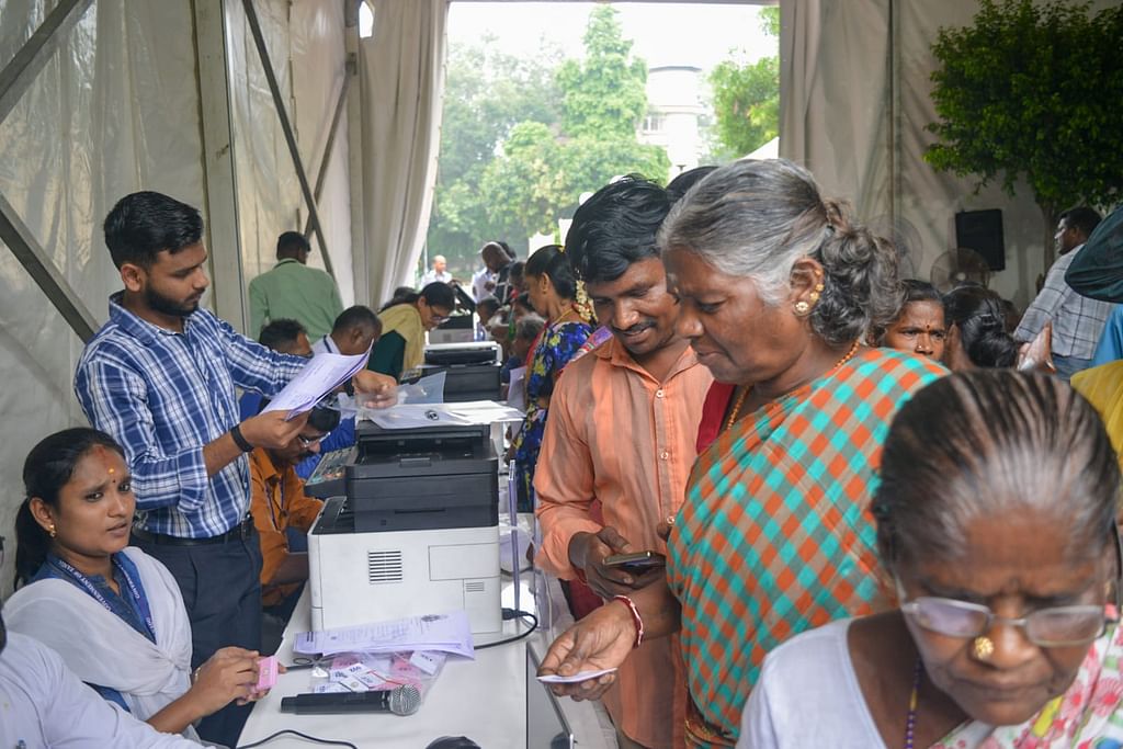 நிவாரணம் பெறுவதற்கு பதிவு செய்த தமிழர்கள்