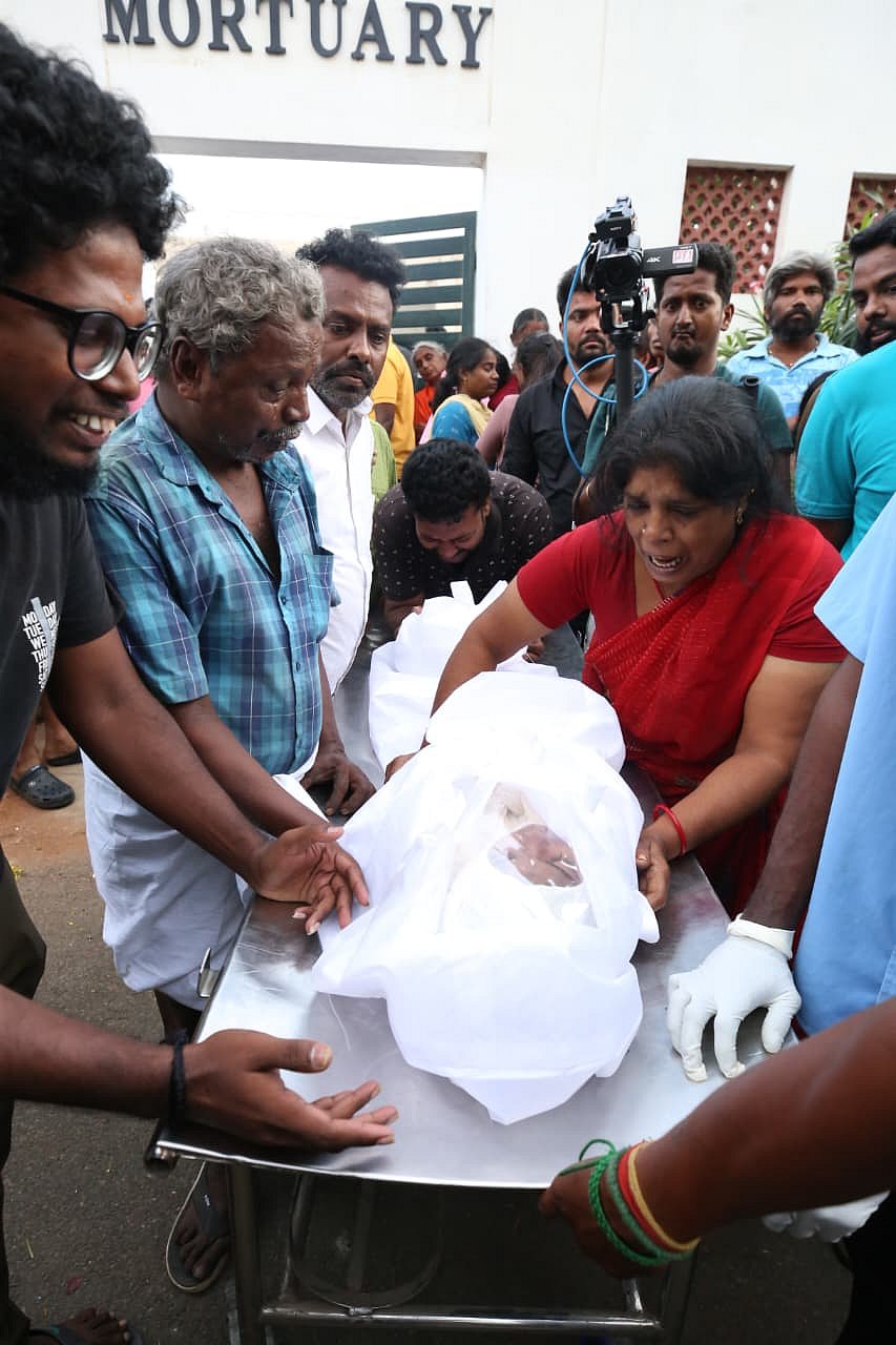 கரூர் கூட்ட நெரிசல் சோகக் காட்சிகள்