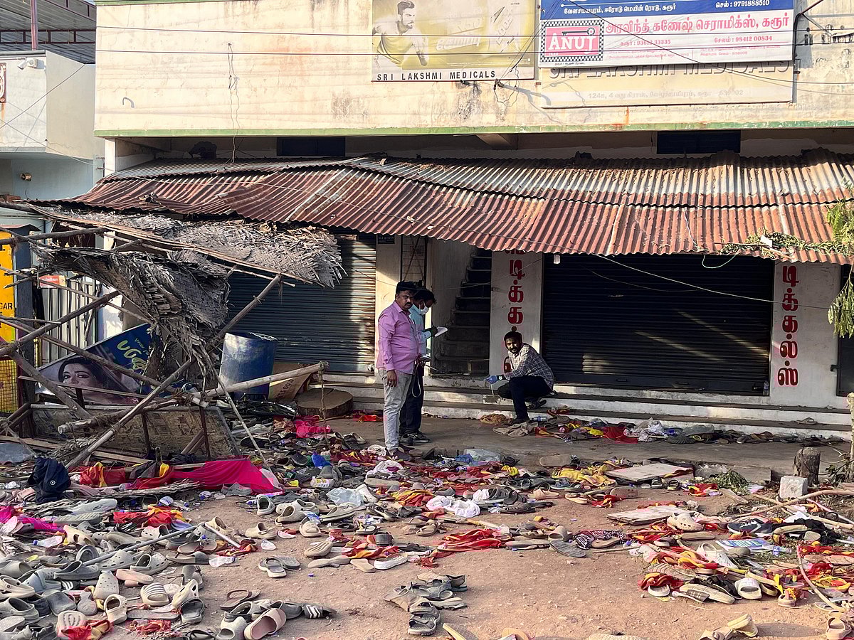 ஆய்வு செய்யும் அதிகாரிகள்