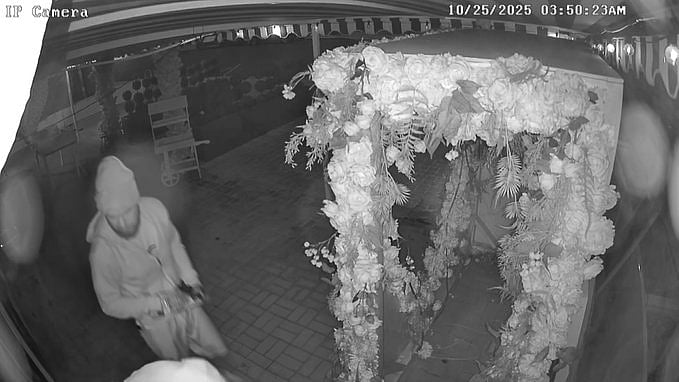 சிசிடிவி கேமராவில் சிக்கிய காதல் ஜோடி