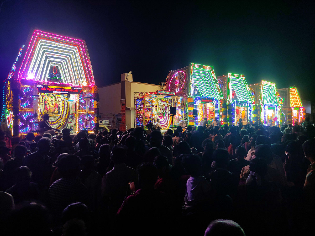 பிரசித்தி பெற்ற பாளையங்கோட்டை தசரா திருவிழா! மின்னொளிகளில் ஜொலித்த அம்மன் சப்பரங்களின் அணிவகுப்பு!