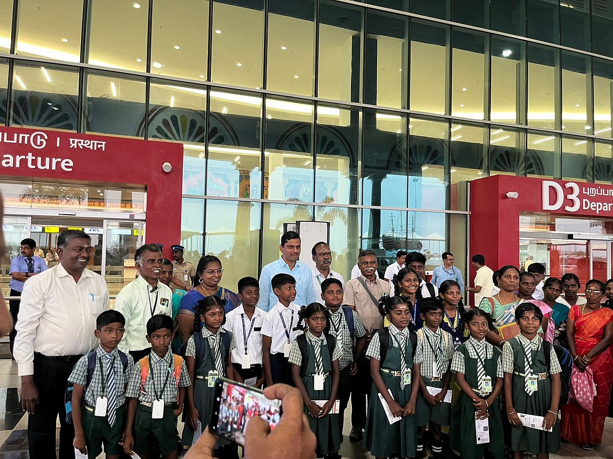 மாணவர்களை விமானத்தில் பறக்க வைத்த நல்லாசிரியர்