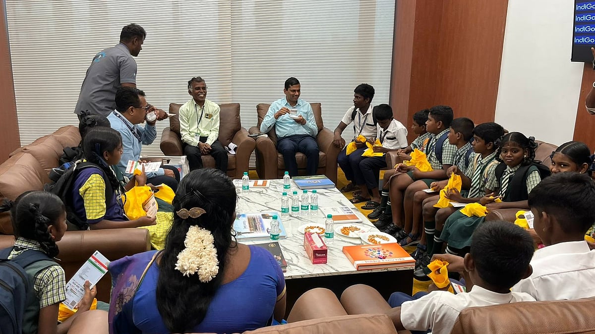 மாணவர்களை விமானத்தில் பறக்க வைத்த நல்லாசிரியர்