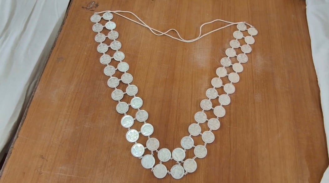 வெள்ளிக்காசு மாலை