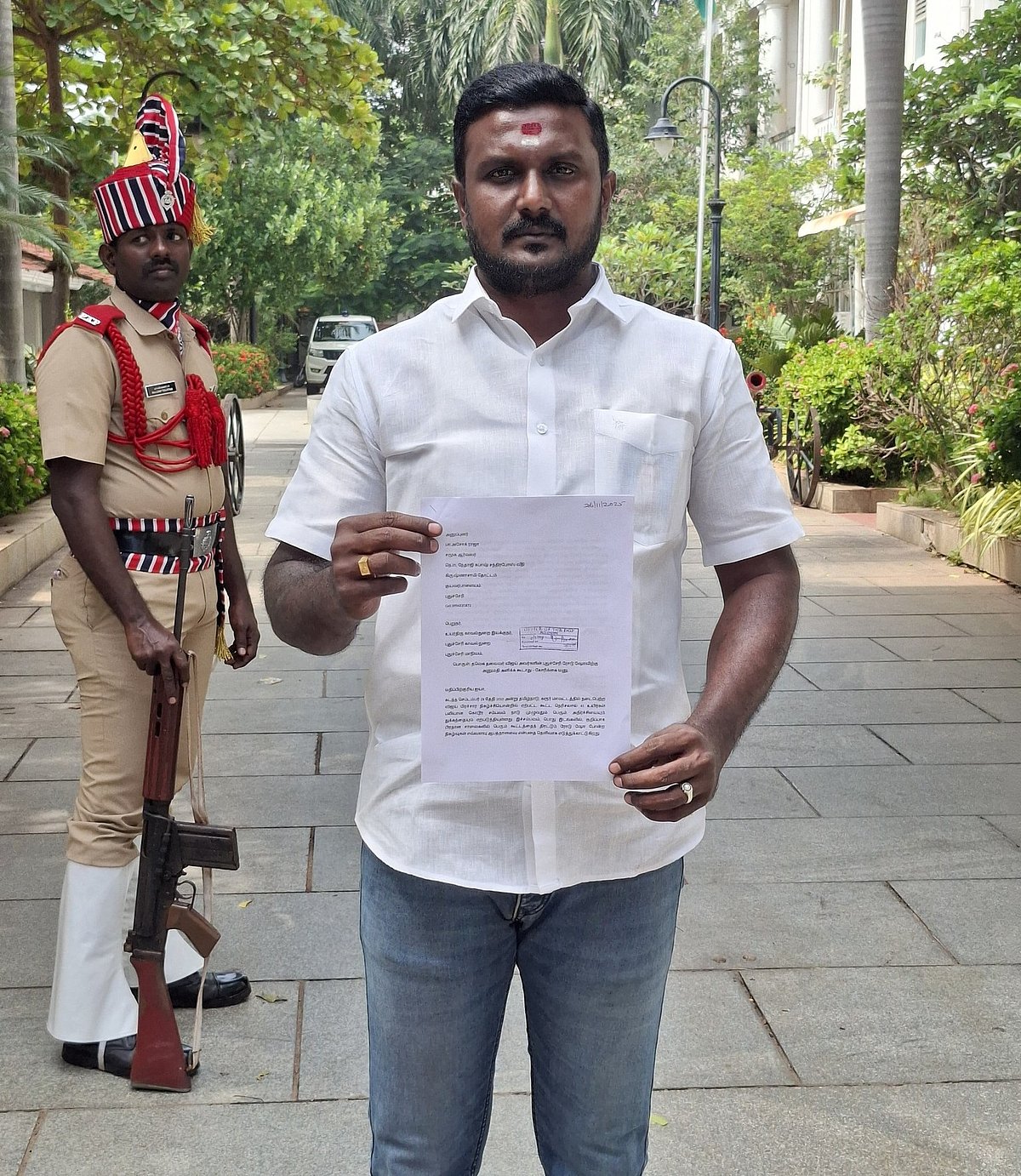 டி.ஜி.பி-யிடம் மனு கொடுத்த சமூக ஆர்வலர் அசோக் ராஜா