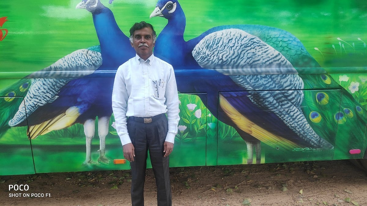 மாணவர்களை விமானத்தில் பறக்க வைத்த நல்லாசிரியர்