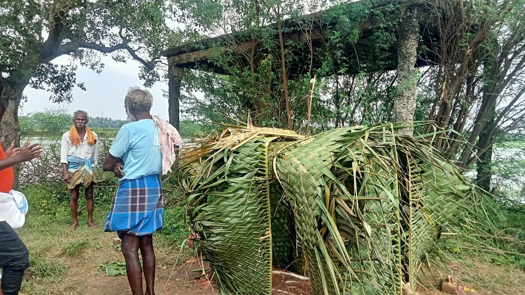 வயல்வெளி வழியே சுடுகாட்டிற்கு செல்லும் மக்கள்
