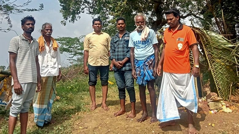 வயல்வெளி வழியே சுடுகாட்டிற்கு செல்லும் மக்கள்