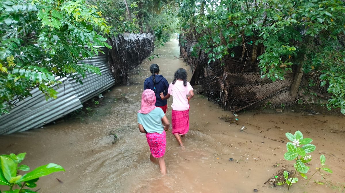 குடியிருப்புகளைச் சூழந்த மழை நீர்