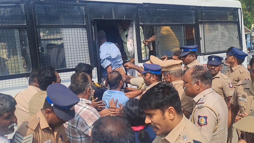 சாலை மறியலில் ஈடுபட்டவர்கள் கைது