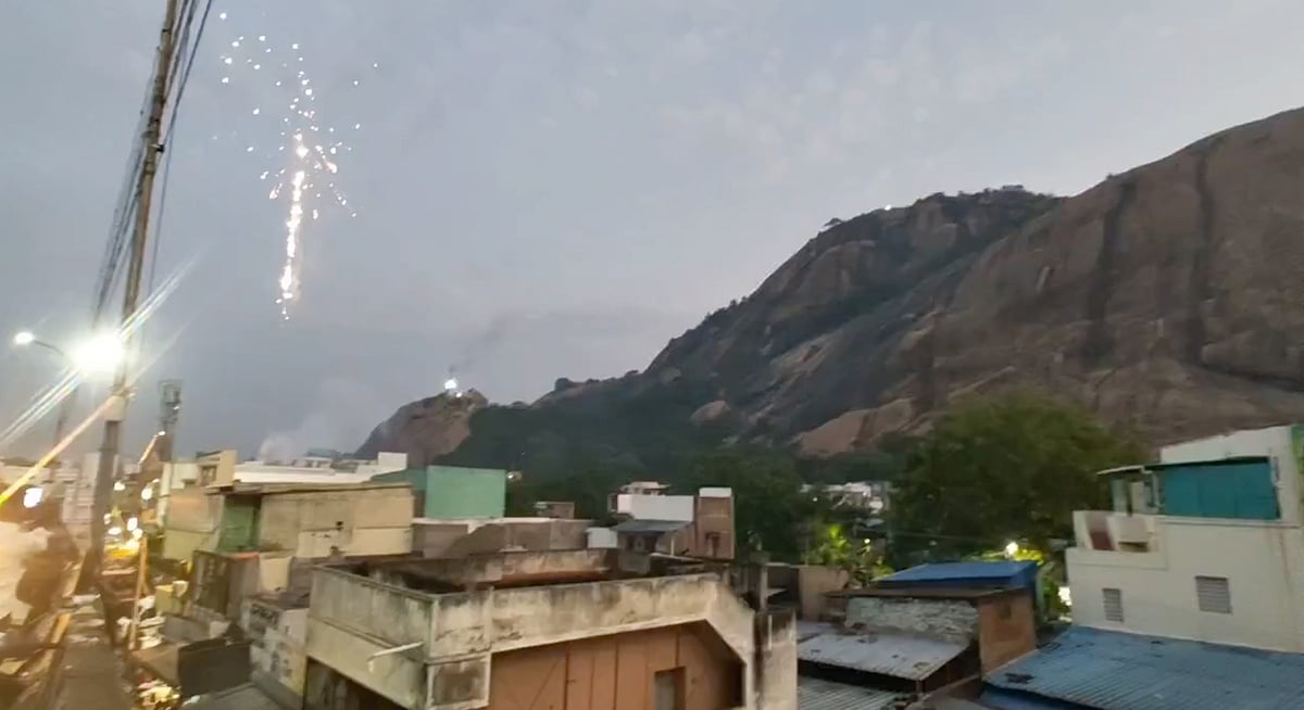 திருப்பரங்குன்றத்தில் உச்சி பிள்ளையார் கோவிலில் ஏற்றப்பட்ட மகாதீபம்