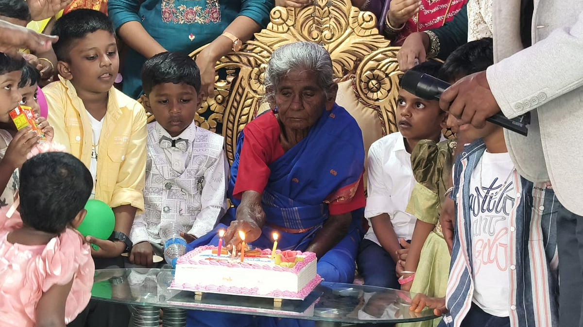 கேக் வெட்டும் கிருஷ்ணம்மாள் பாட்டி