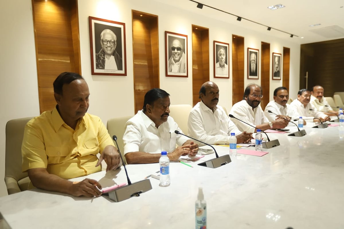 திமுக குழு