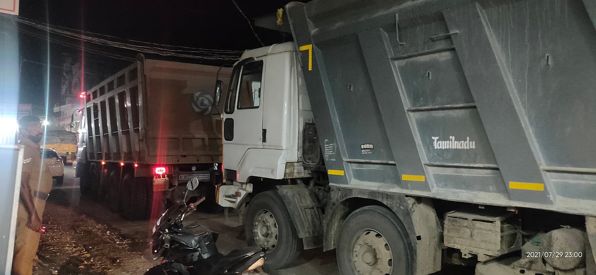 கனிமவள லாரிகள்