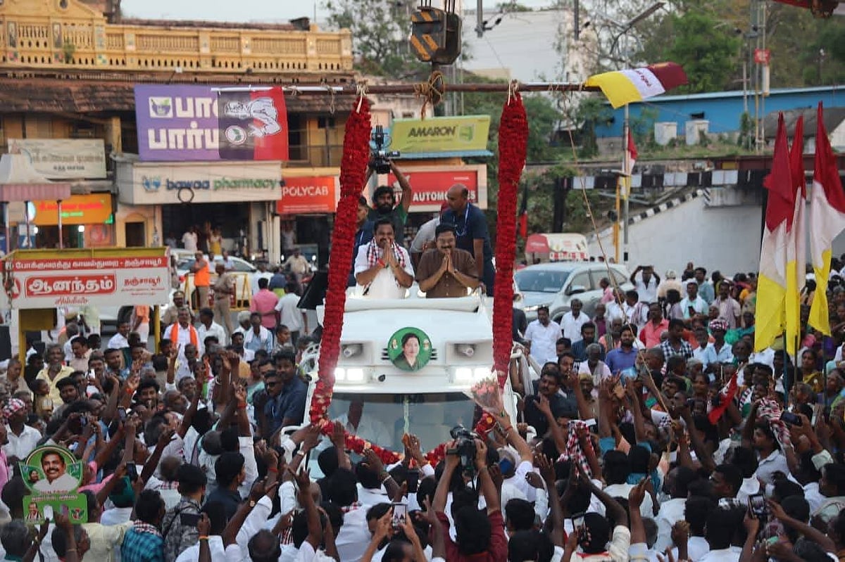 தஞ்சாவூரில் எடப்பாடி பழனிசாமி, டி.டி.வி.தினகரன் ஒன்றாக பிரச்சாரம்
