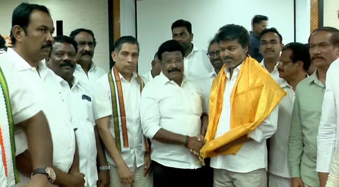 தவெக - காங்கிரஸ் நிர்வாகிகள்